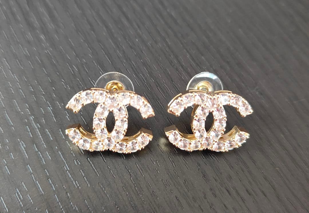 CHANELロゴ クリスタルピアス