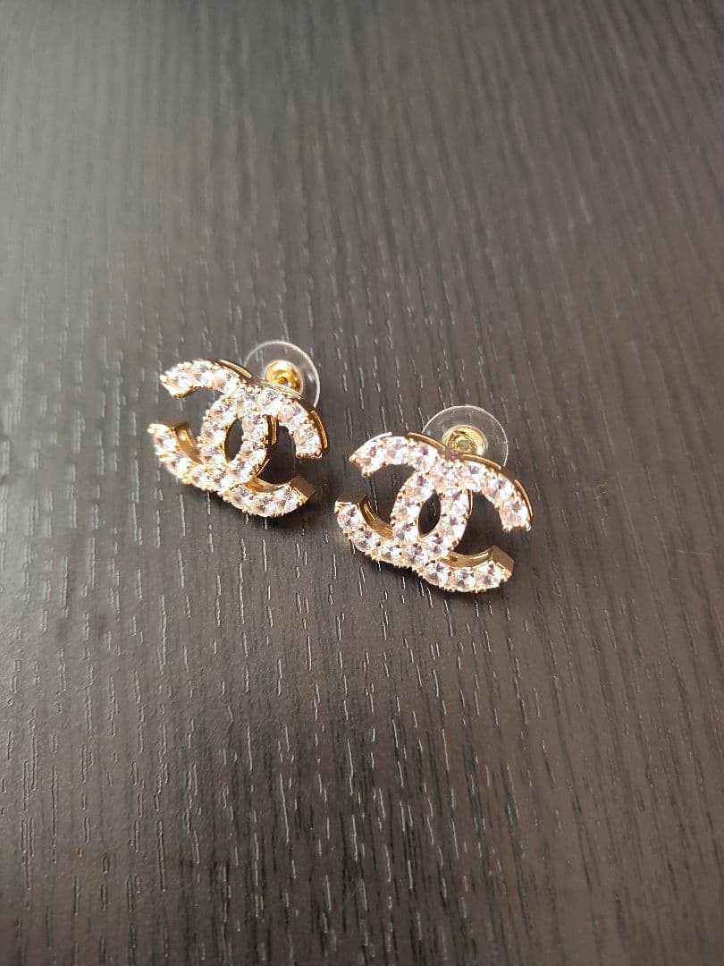 CHANELロゴ クリスタルピアス