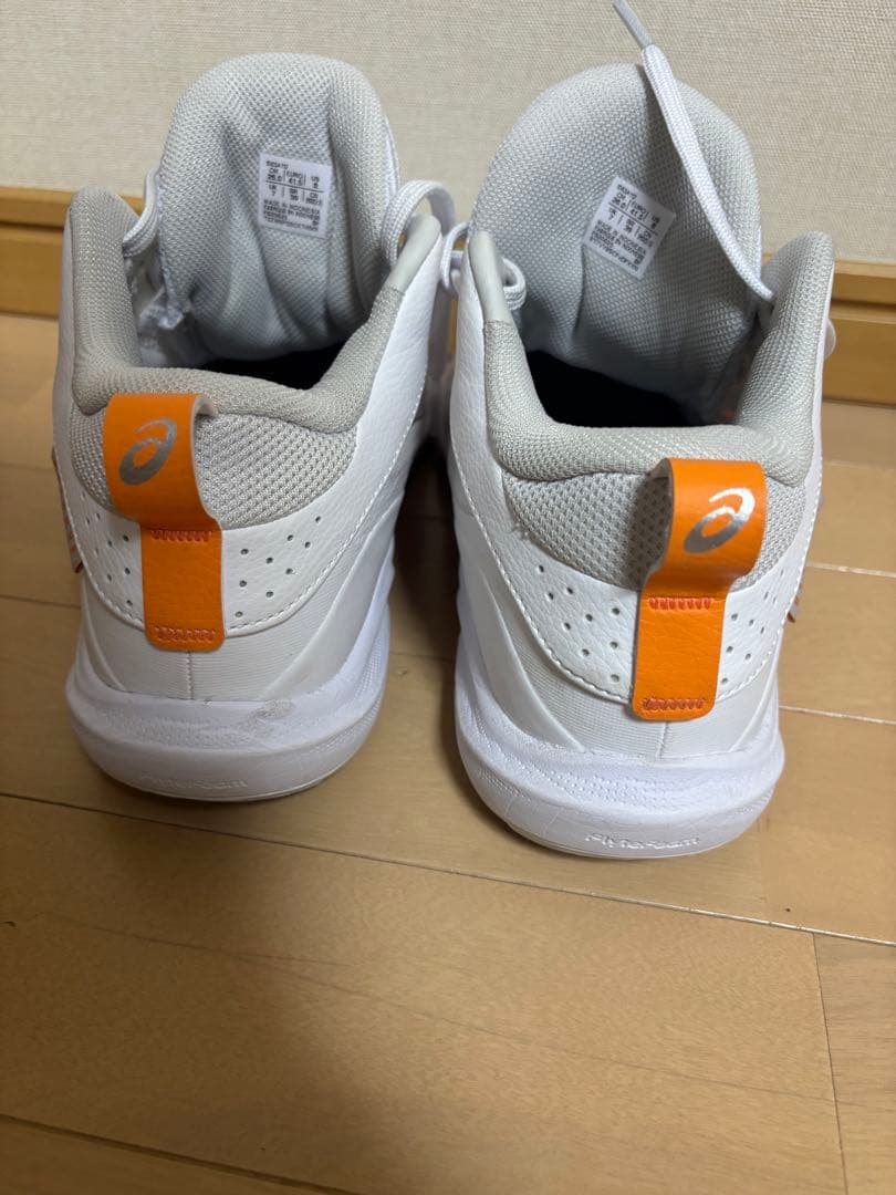 送料込み　ASICS GELHOOP V17 1063A112