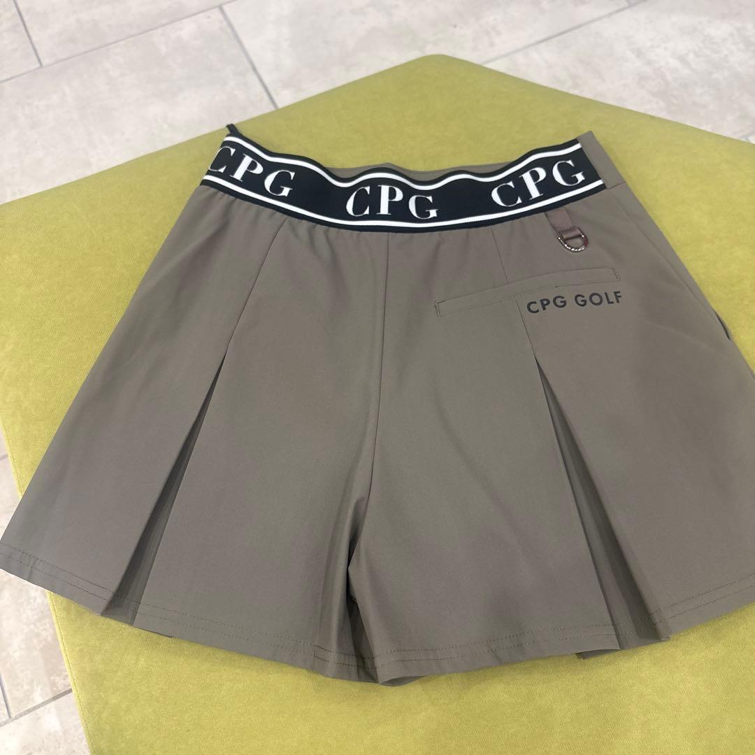 CPG GOLF ベージュ プリーツスカート風ショートバンツ エンブレムロゴ付き