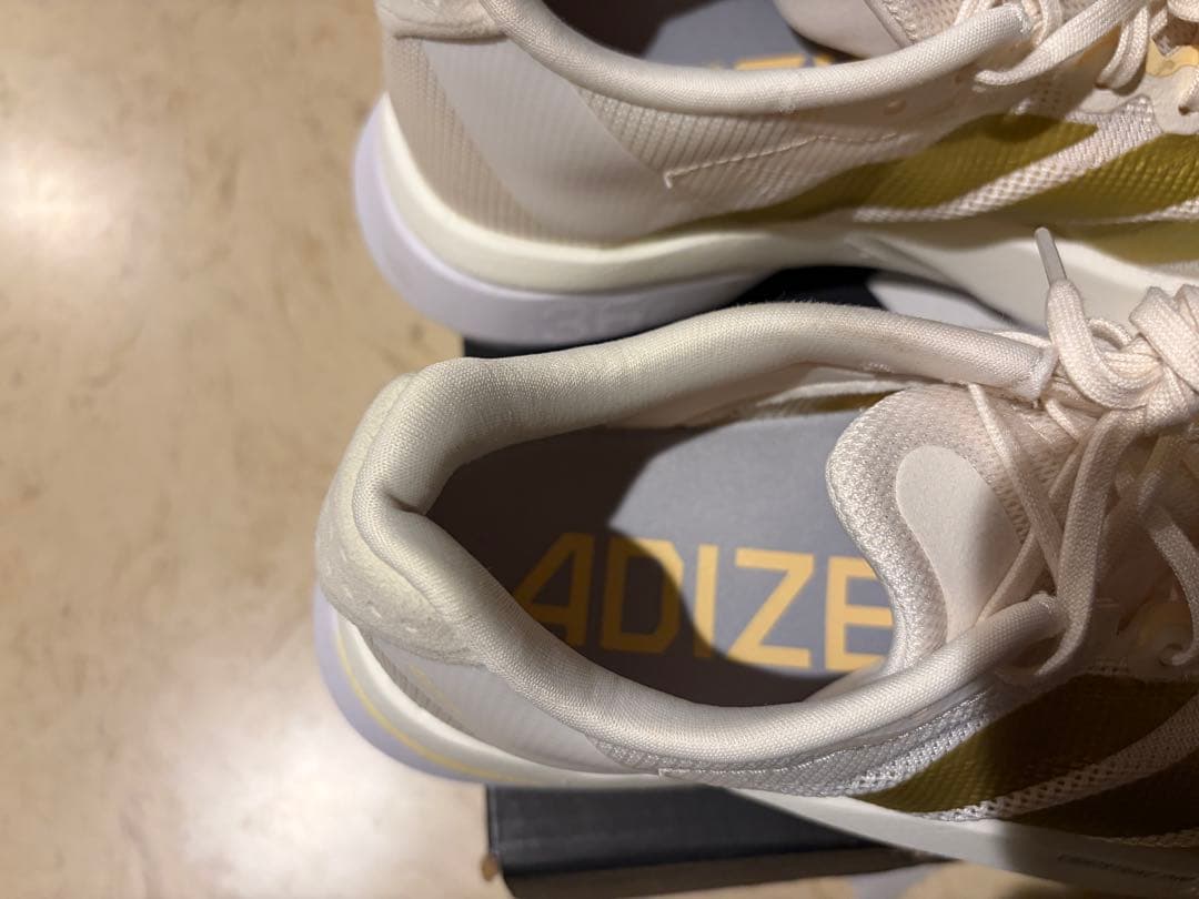アディダスADIZERO BOSTON 13 ホワイト/ゴールド 24.0㎝