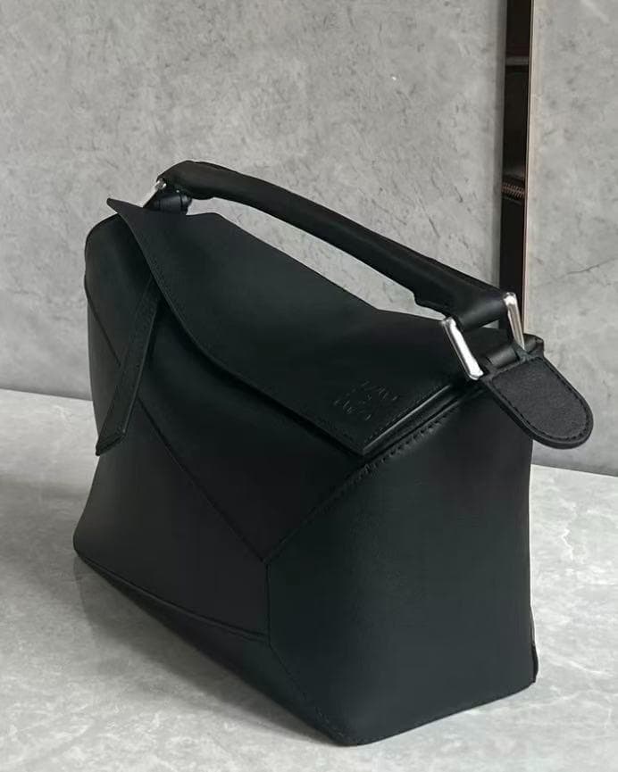 LOEWE ブラックレザーショルダーバッグ~~