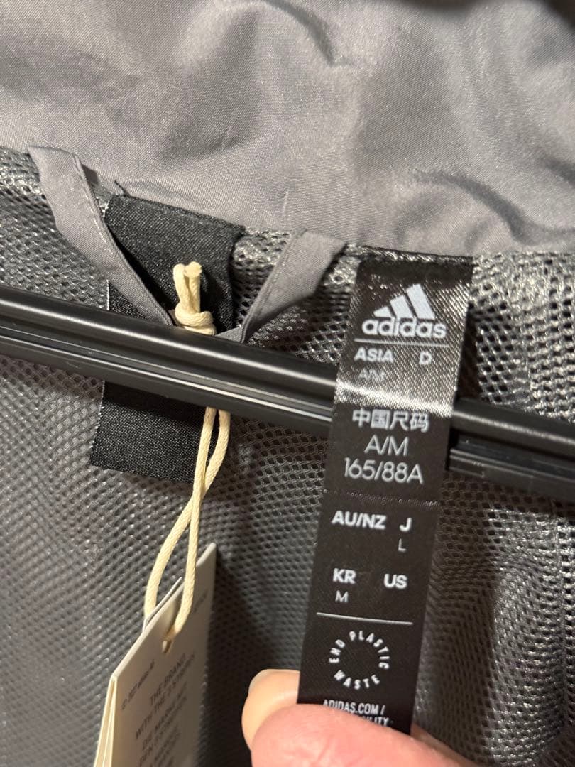 adidas グレー ウィンドブレーカー