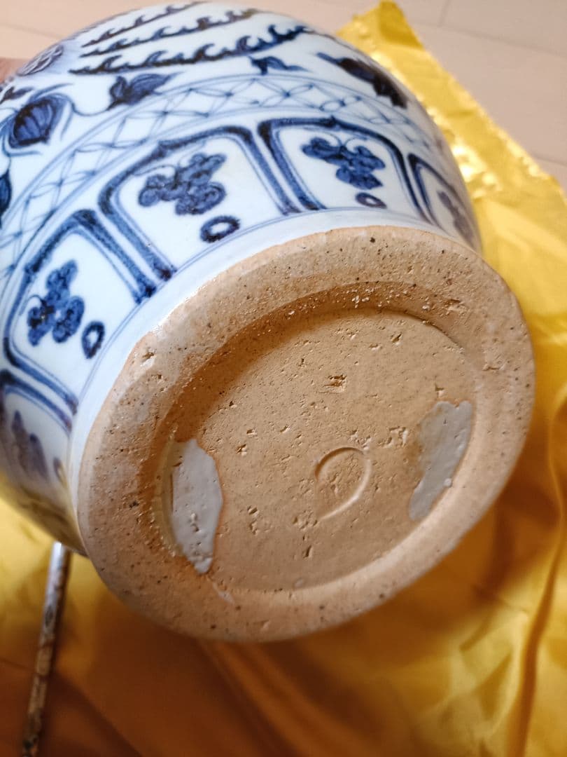 青い花柄の陶器の壺