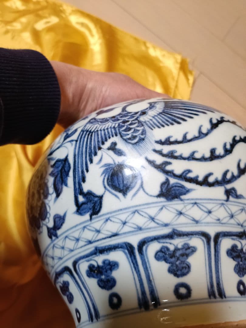 青い花柄の陶器の壺