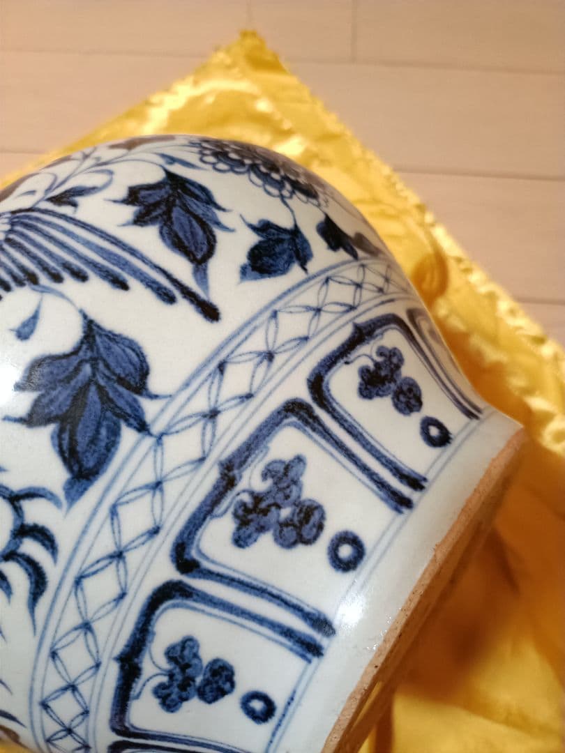 青い花柄の陶器の壺