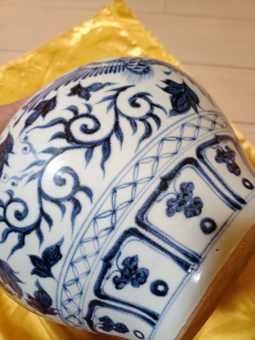 青い花柄の陶器の壺
