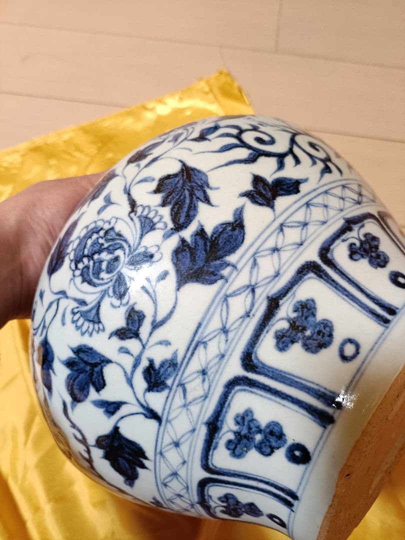 青い花柄の陶器の壺