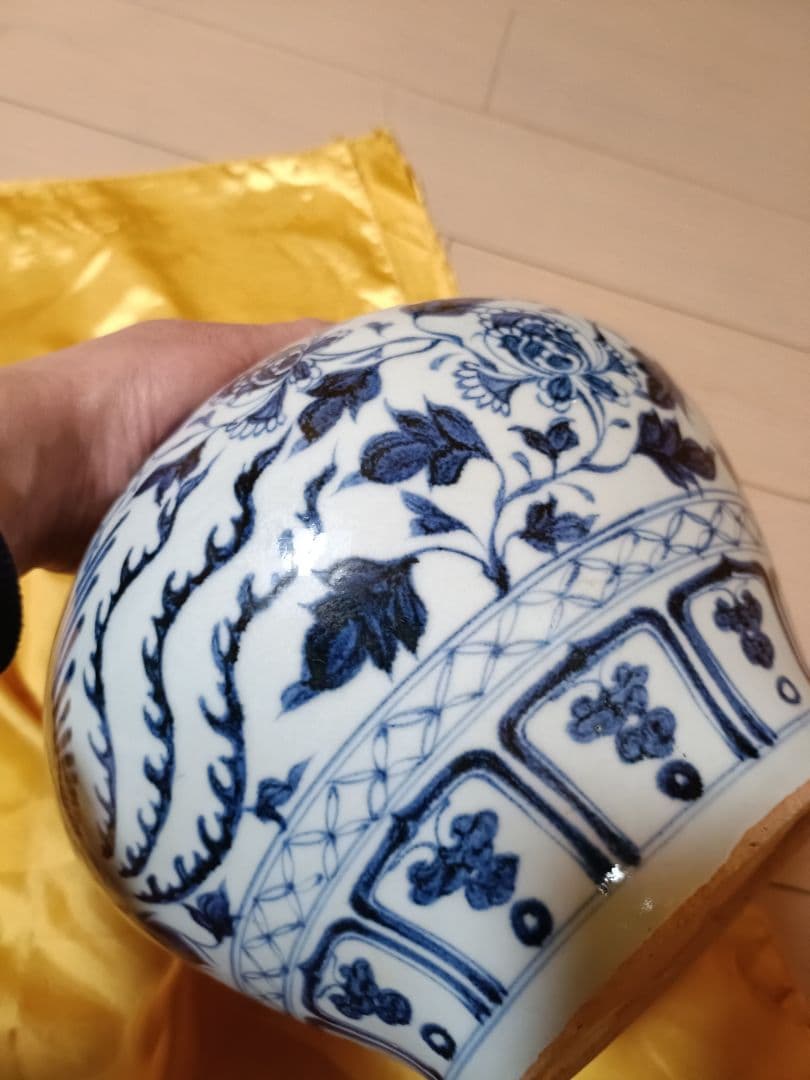 青い花柄の陶器の壺