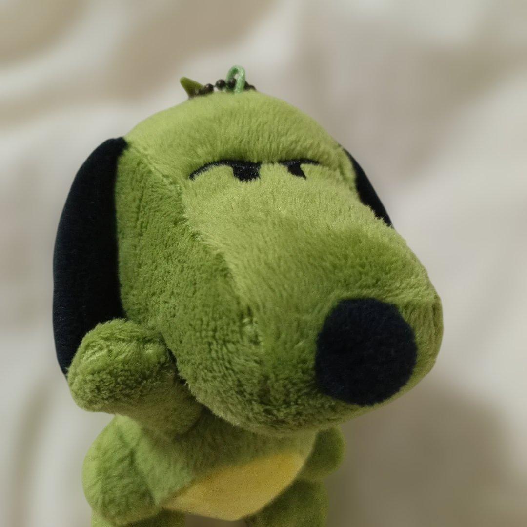 新品タグ付き　スヌーピー　PEANUTS　恐竜　ぬいぐるみ　キーホルダー　バッジ