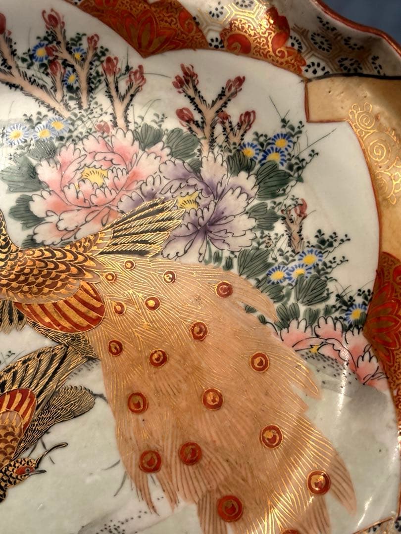 九谷焼明治期アンティークゴージャスな金彩溢れる孔雀やお花が美しい赤絵孔雀牡丹文皿