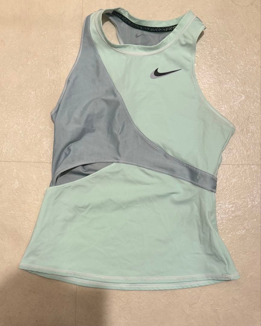 Nike アシンメトリック タンクトップとスカートセットアップ