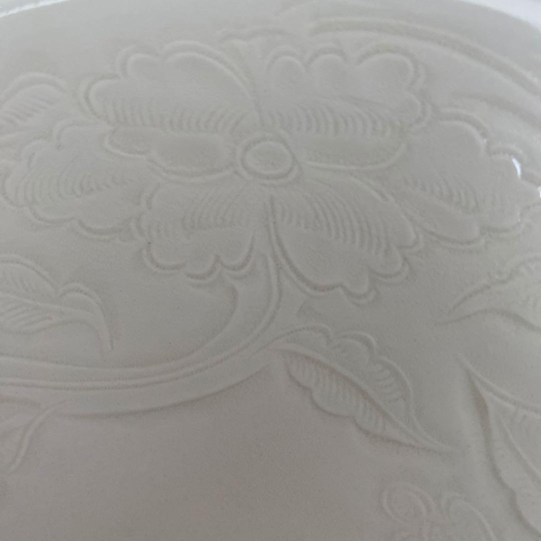 ◆名品 人間国宝 塚本快示 快山窯 白瓷刻花唐草文鉢　共箱・共布付き◆