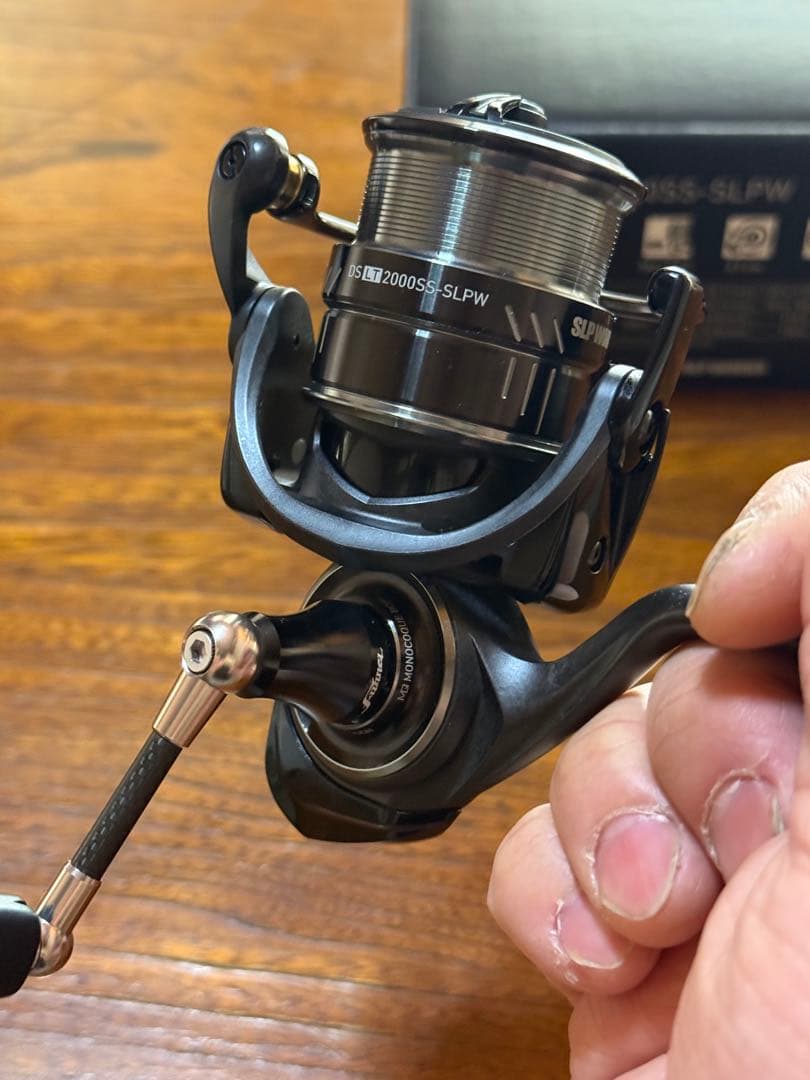 黒い特務機2号機 DS LT2000SS-SLPW スピニングリール