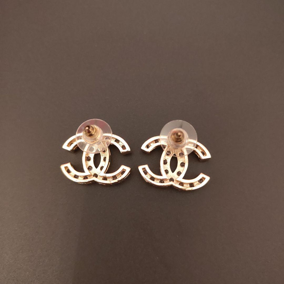 CHANEL クリスタルロゴスタッドピアス