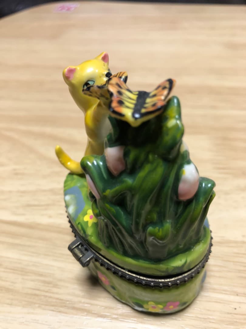 猫と戯れる蝶ヨーロッパアンティークジュエリーボックス 小物入れ コレクション