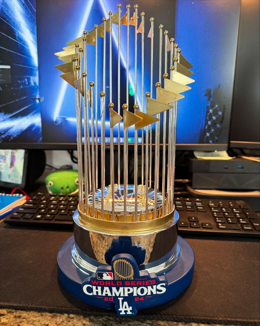 ドジャース ワールドシリーズチャンピオン レプリカトロフィー