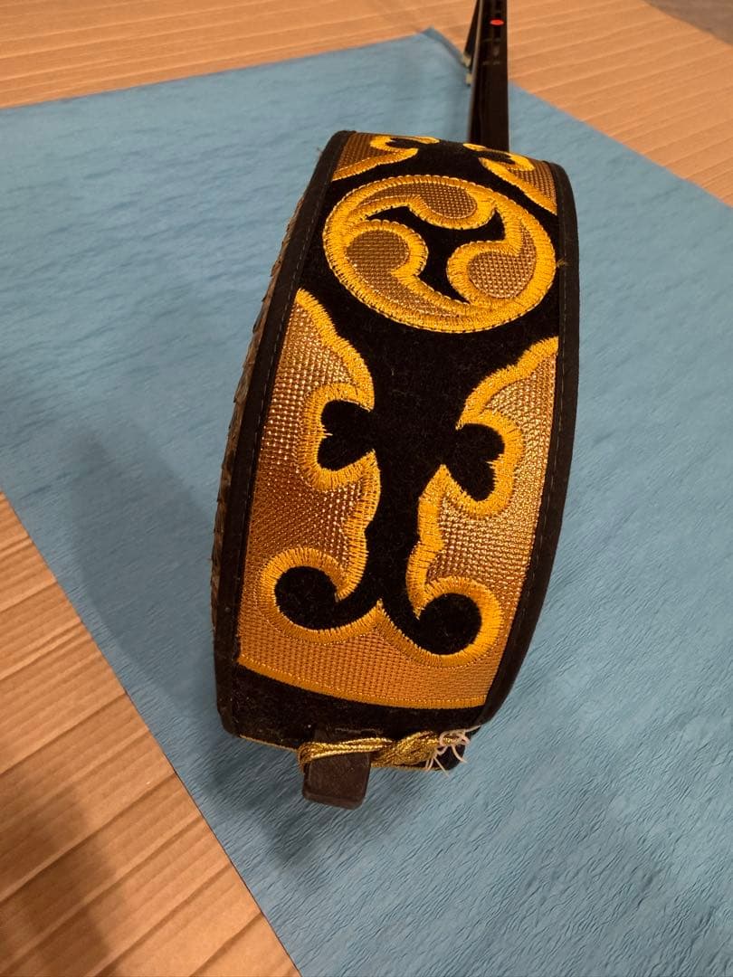 【ケース付き】伝統的な三線 ヘビ皮胴部 金色刺繍