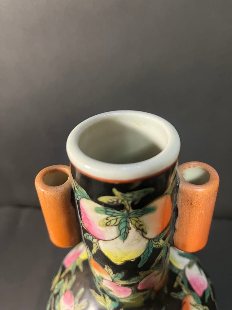 中国桃図花瓶　大清嘉慶年製底印　黒地粉彩 桃文 貫耳瓶