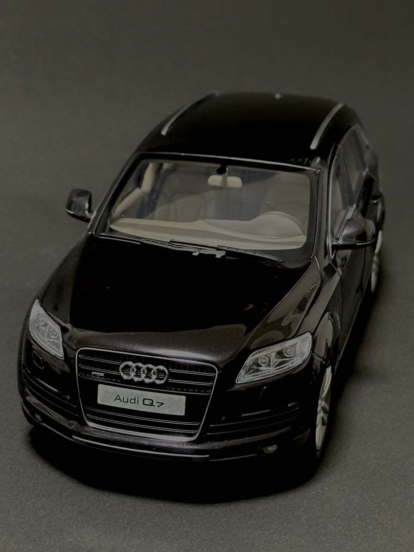 Audi Q7 ミニカー ブラック 1/18 京商製