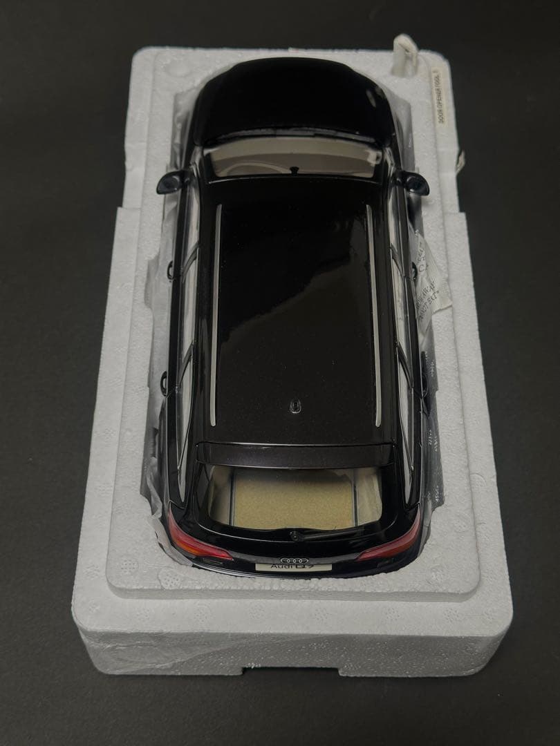 Audi Q7 ミニカー ブラック 1/18 京商製