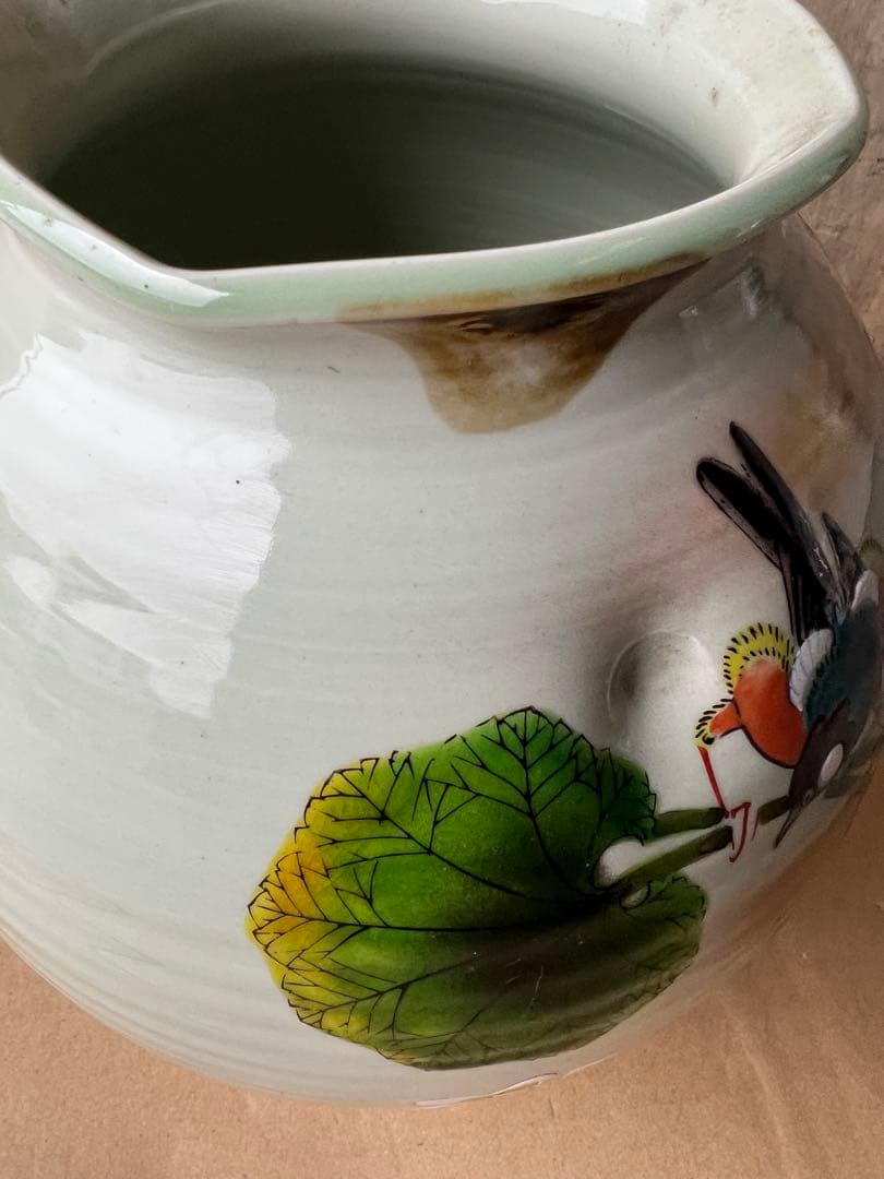 花と鳥の絵柄の陶器花瓶