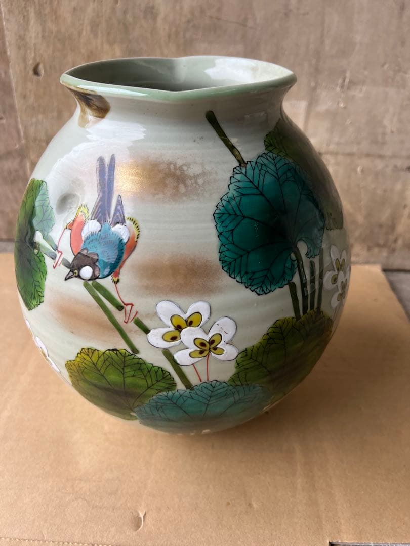 花と鳥の絵柄の陶器花瓶