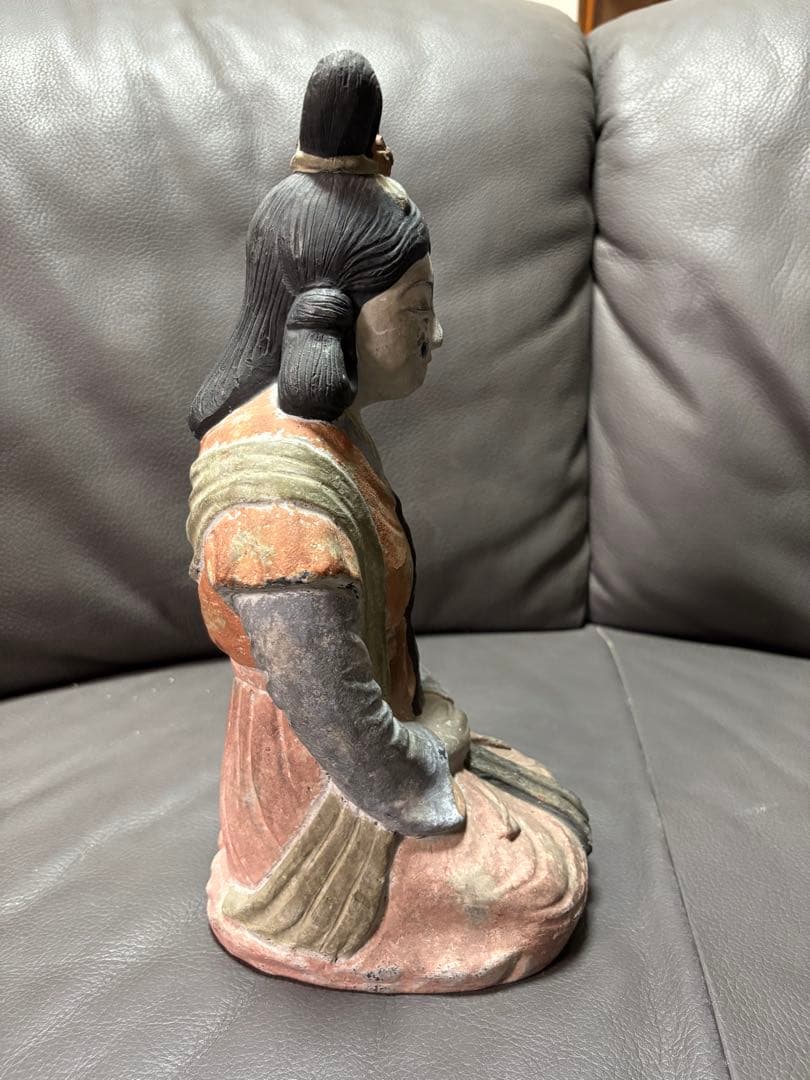 女性の置物