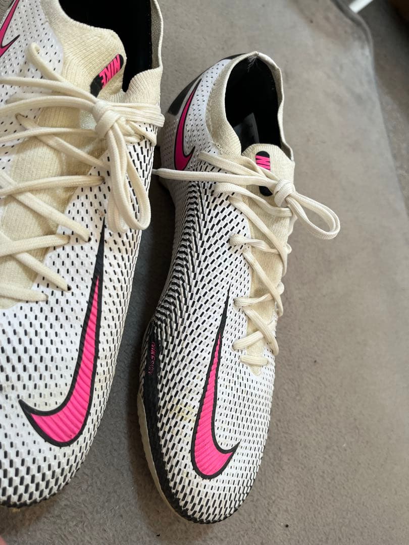 サッカースパイク　ナイキファントム　Nike Phantom ホワイト/ピンク