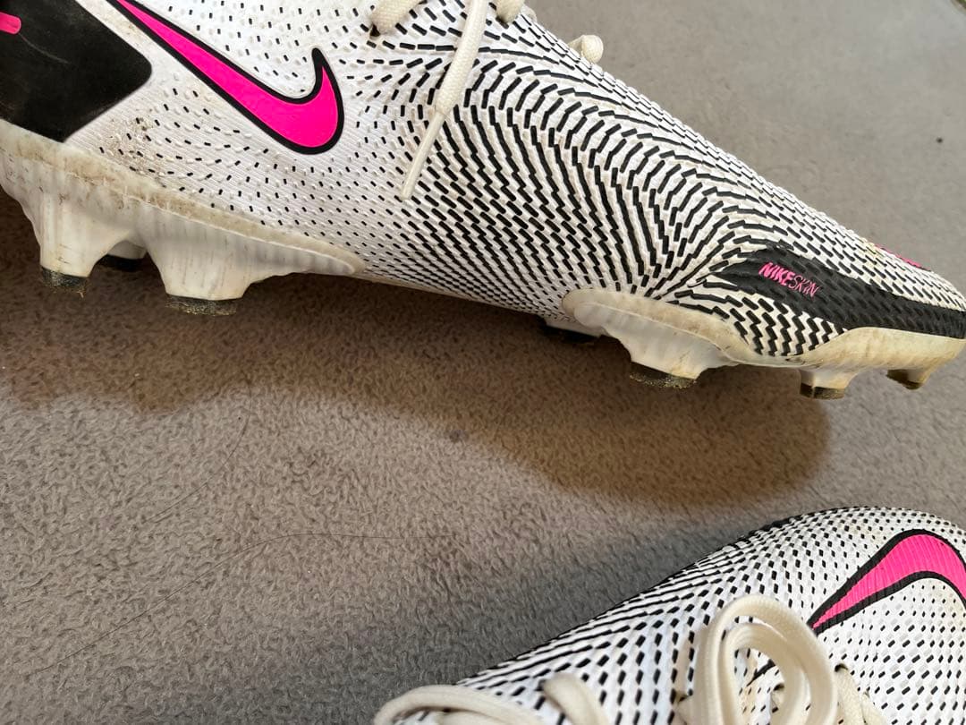 サッカースパイク　ナイキファントム　Nike Phantom ホワイト/ピンク