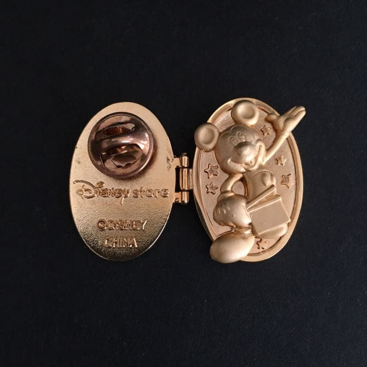 レア！ 非売品 ディズニーストア 10周年記念 キャスト ピンバッジ