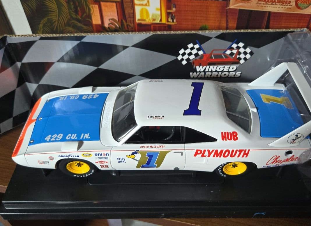スーパーバード1/18 限定ロードランナー Plymouth Superbird