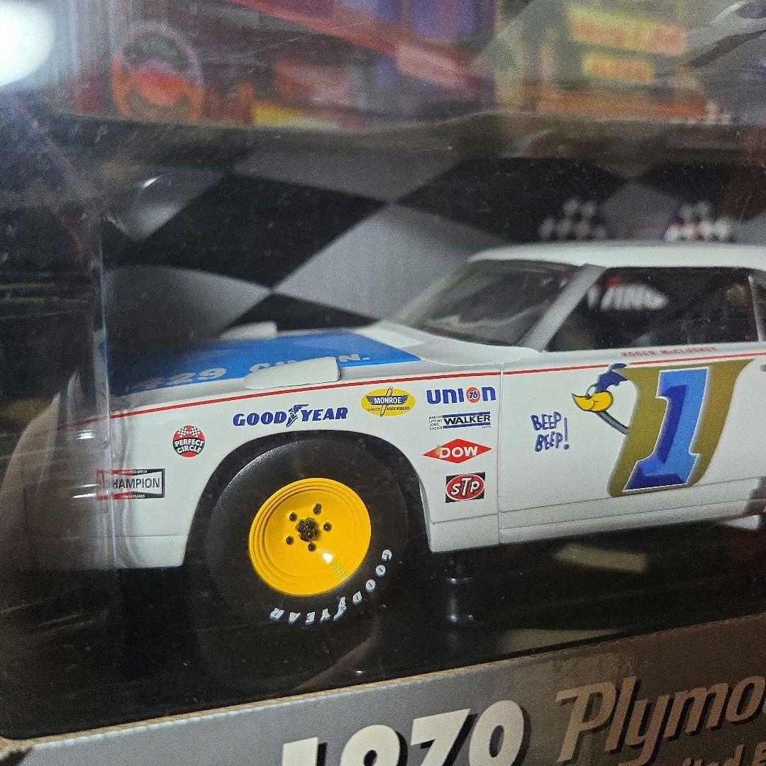 スーパーバード1/18 限定ロードランナー Plymouth Superbird