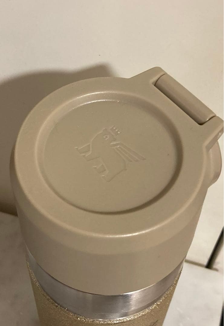 新品　スターバックス　STANLEY グリッターゴールド473ml ボトル