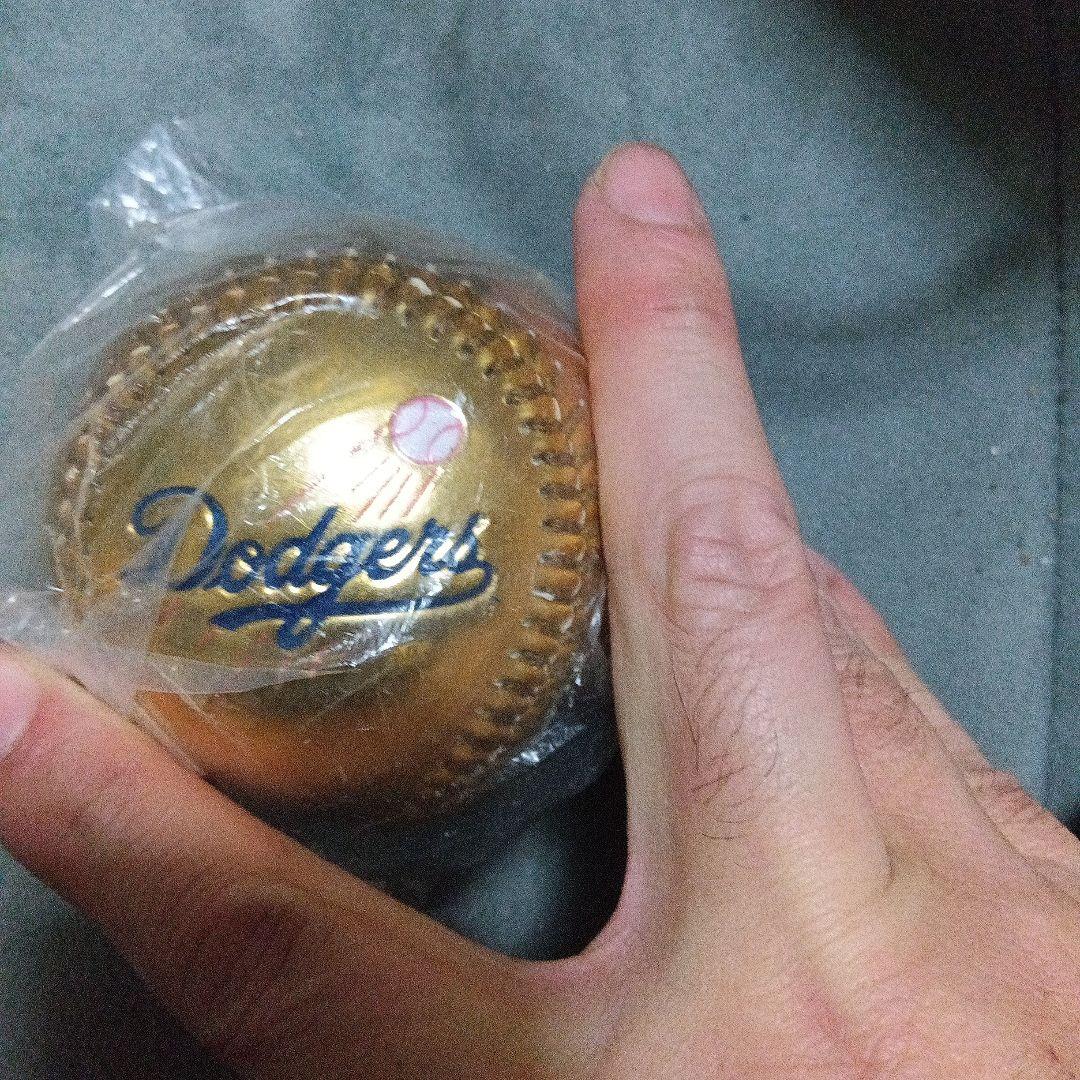 LAドジャース、装飾用金色硬球2球