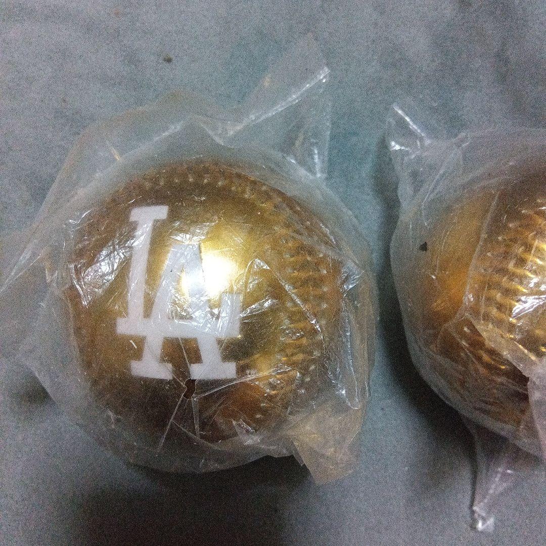 LAドジャース、装飾用金色硬球2球