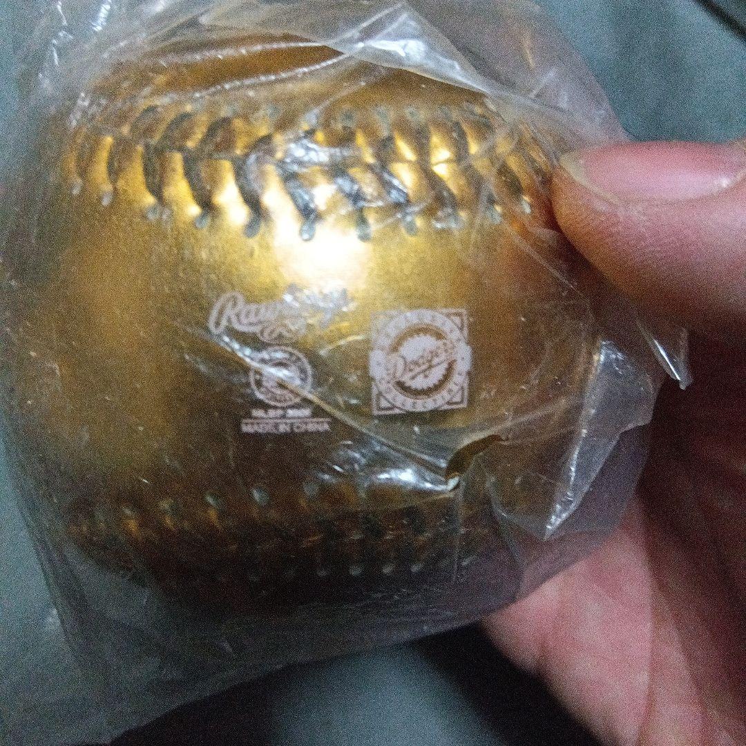 LAドジャース、装飾用金色硬球2球