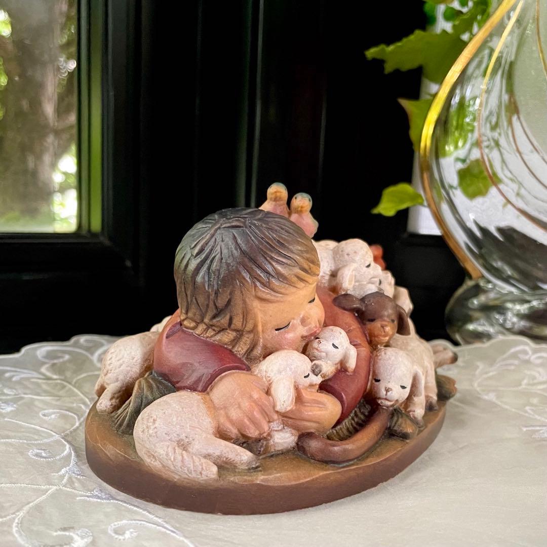 アンリ人形　Shepherd lying with lambs nativity