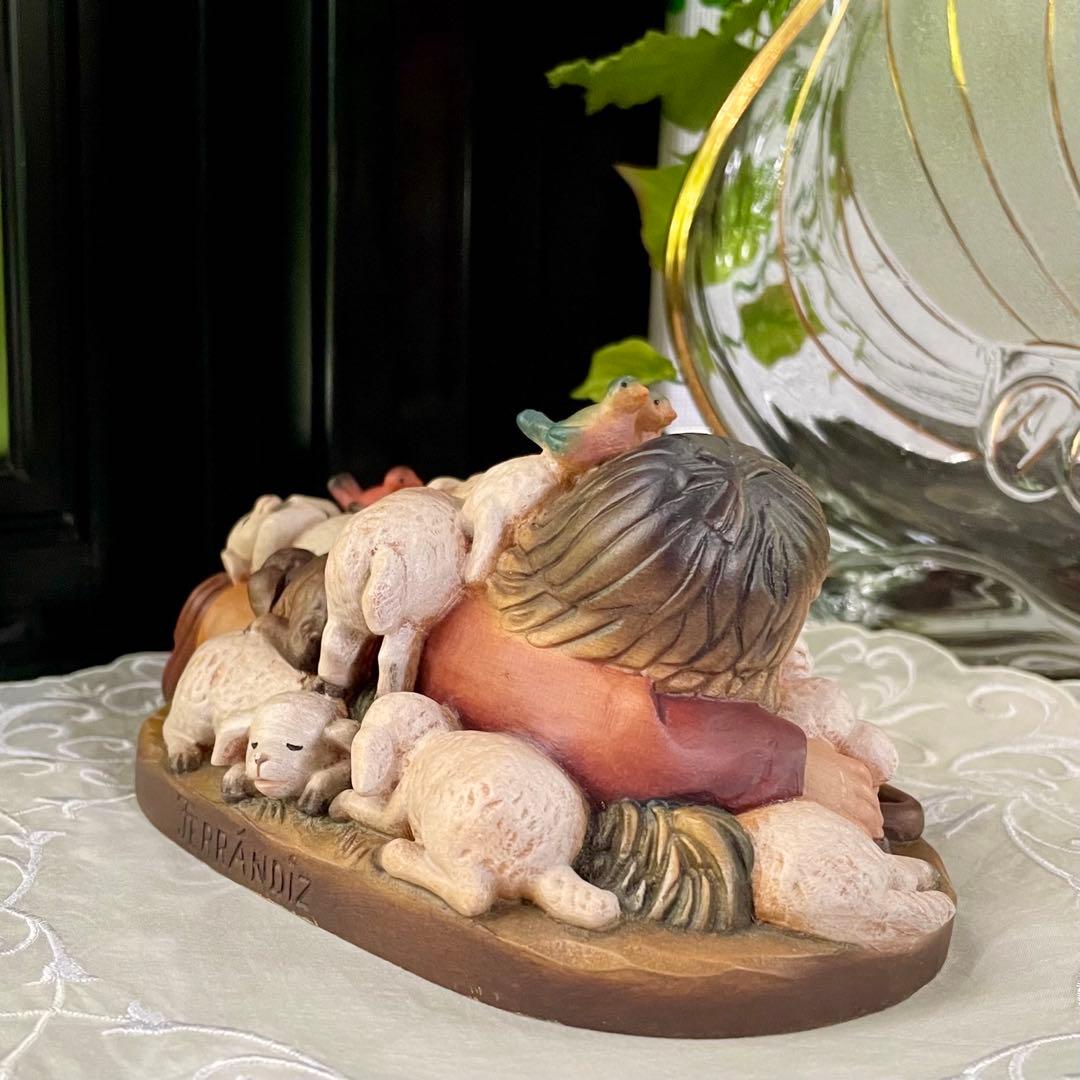 アンリ人形　Shepherd lying with lambs nativity