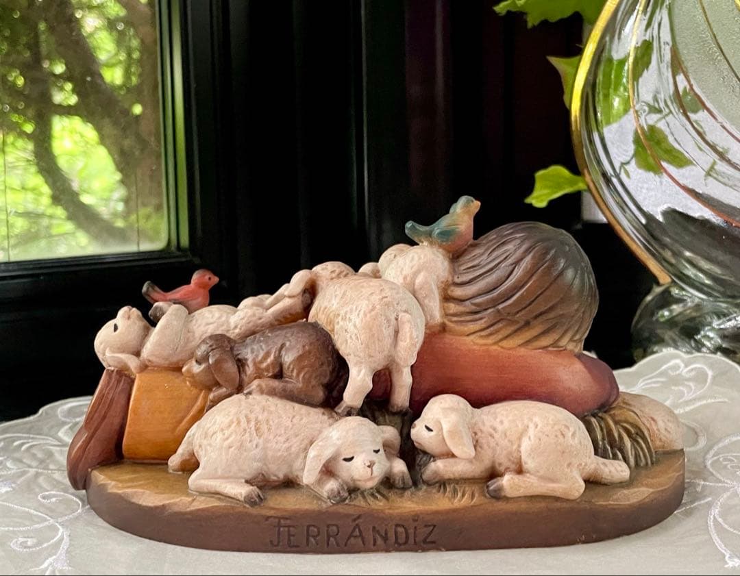 アンリ人形　Shepherd lying with lambs nativity