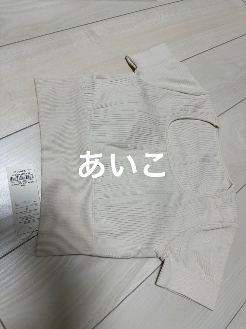 新品❤️【SUKALA】ウエーブリブアクティブクロップドトップスS❤️ホワイト系