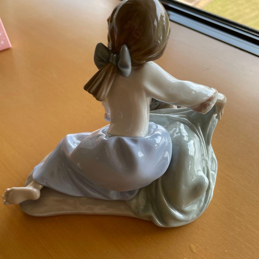 極美品　LLADRO リヤドロ　　座っている少女子犬付き　　キズなし破損なし