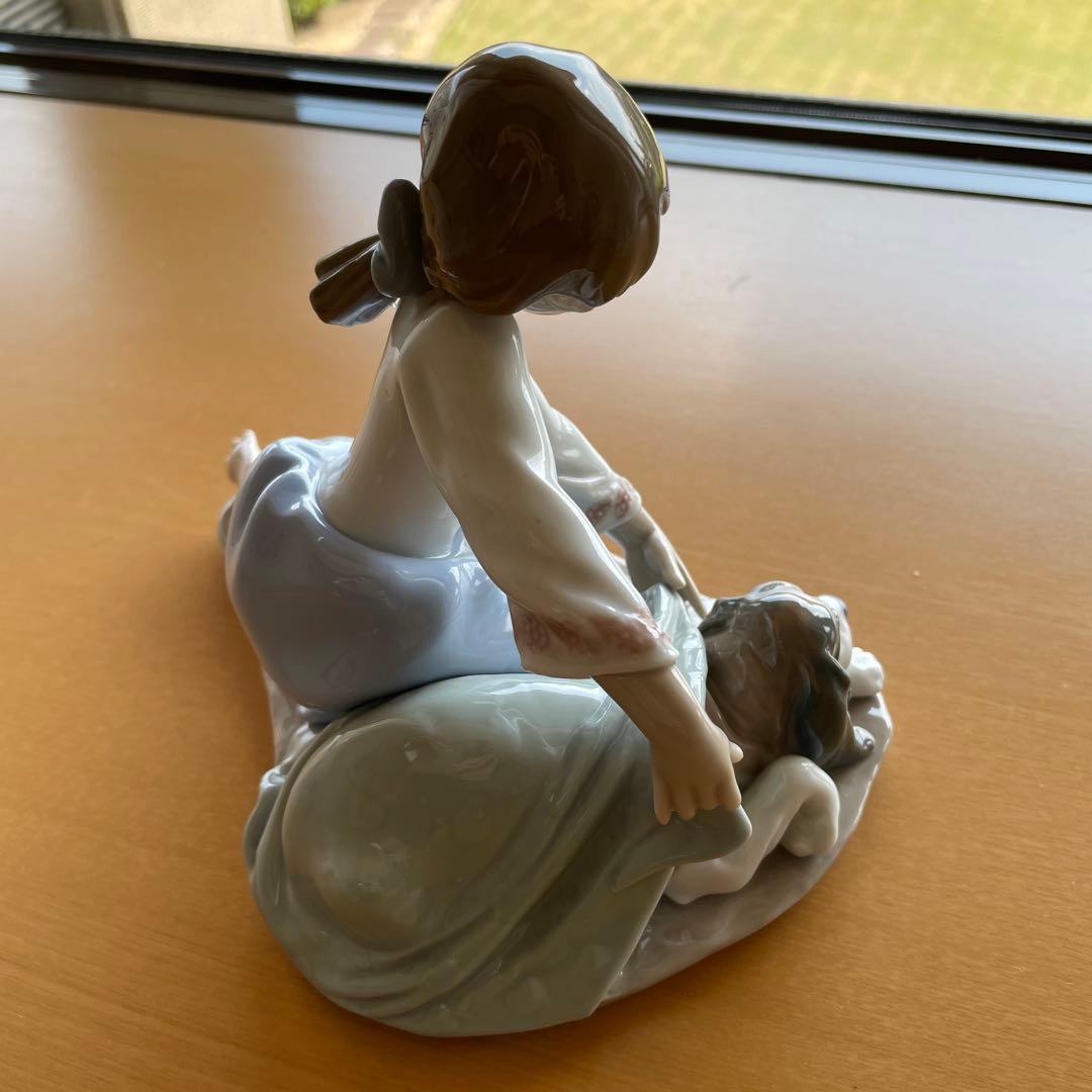 極美品　LLADRO リヤドロ　　座っている少女子犬付き　　キズなし破損なし