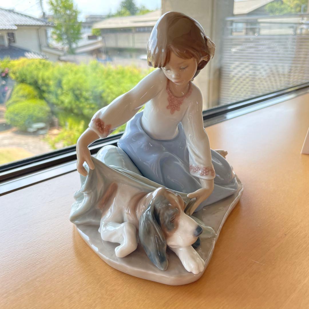 極美品　LLADRO リヤドロ　　座っている少女子犬付き　　キズなし破損なし