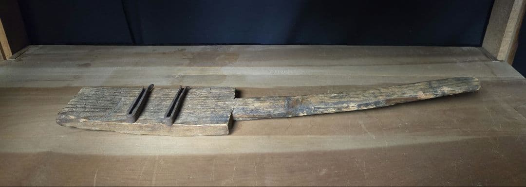 朽ちた木味が美しいオールのオブジェ台としても有能木製古道具古物骨董市
