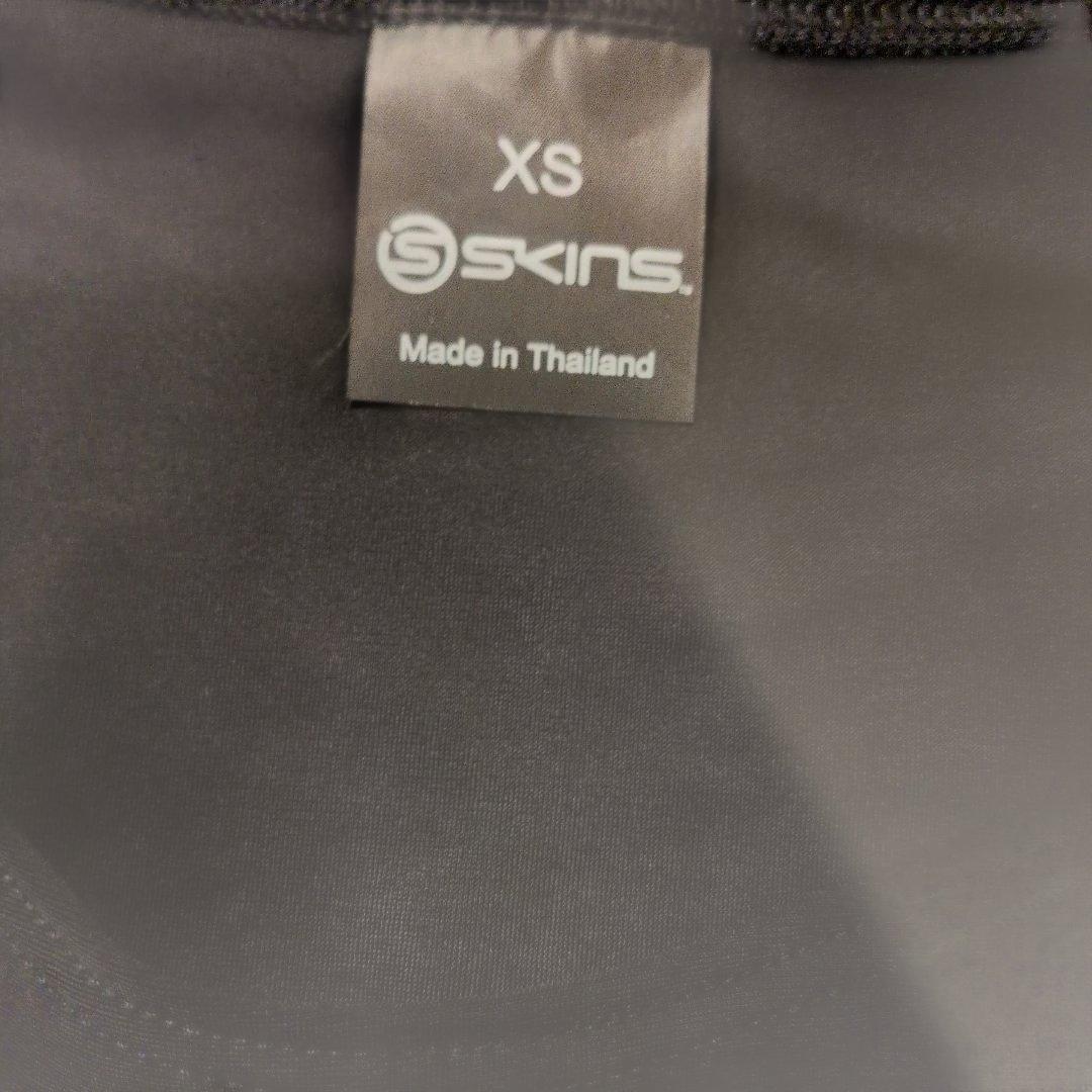 新品　サイズXS　SKINS 長袖インナーコンプレッションシャツ　スキンズ