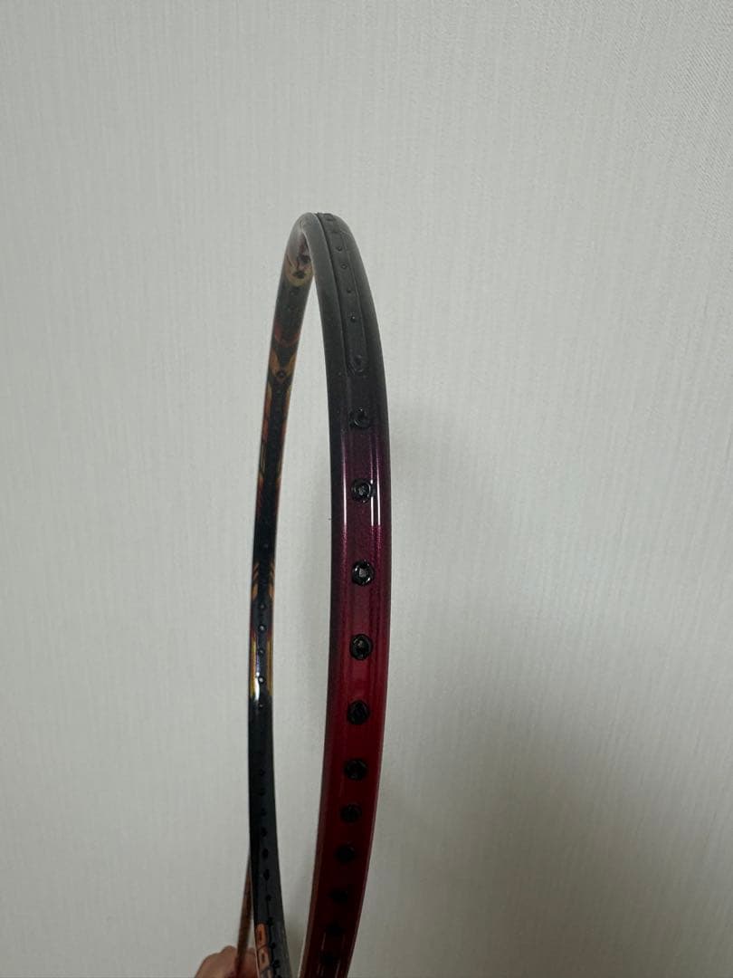 バドミントンラケット 黒/赤 軽量デザイン