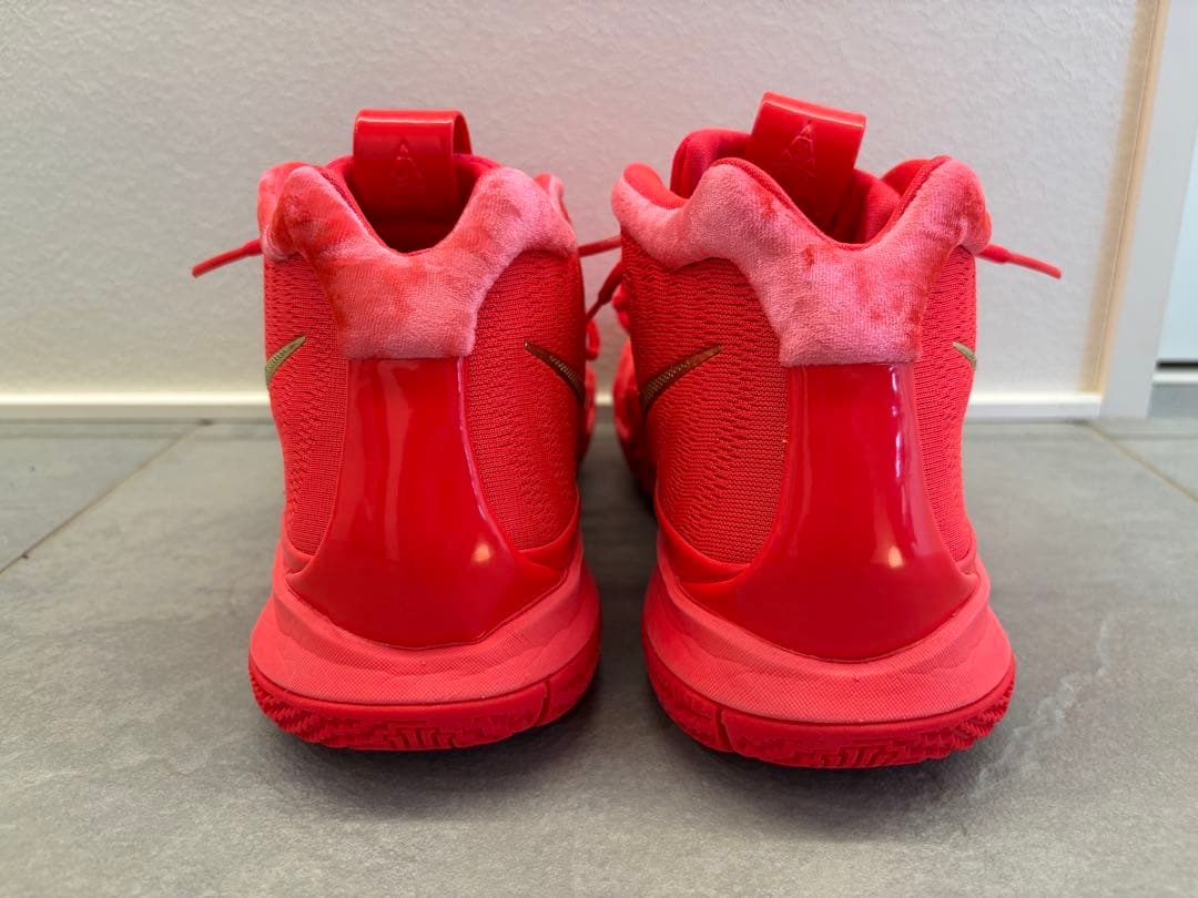 NIKE カイリー４ EP ‘Red Carpet’
