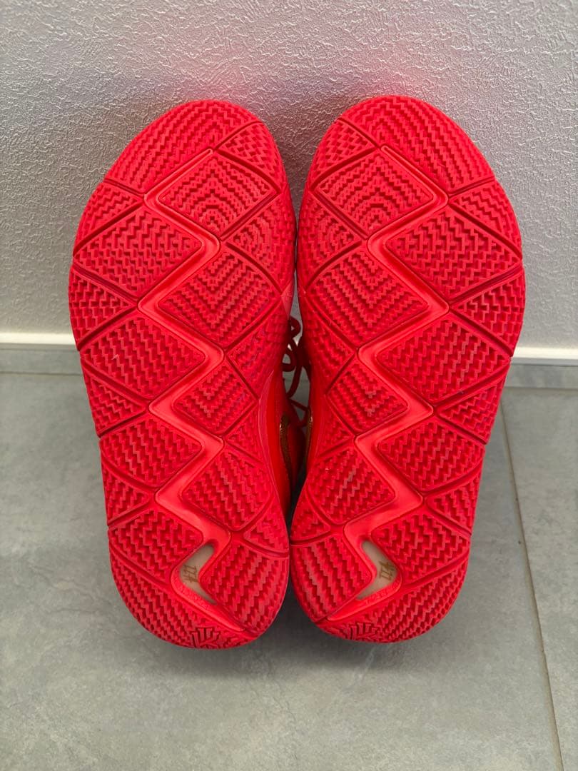NIKE カイリー４ EP ‘Red Carpet’