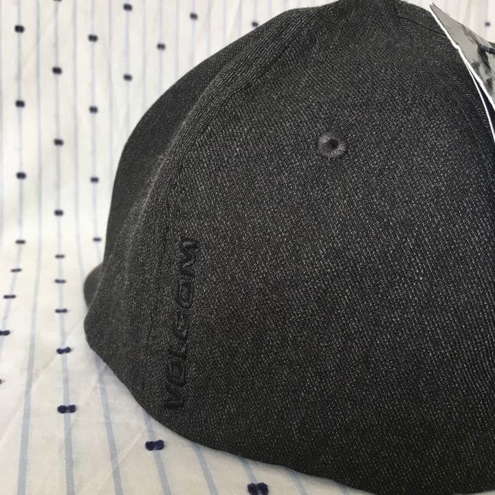 VOLCOMボルコムUS限定ストーンアイコン刺繍フレックスフィットキャップ